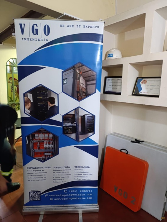 Equipo de VGO INGENIERÍA con el certificado